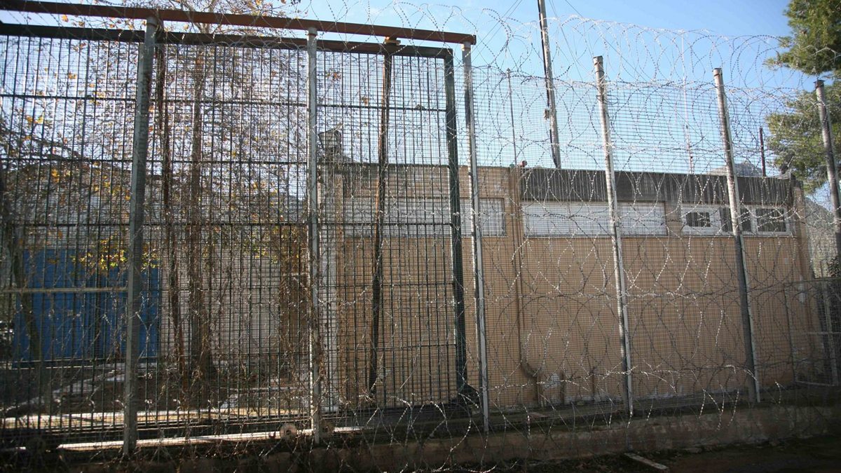 Φυλακές Αυλώνα: Συνελήφθησαν δύο άτομα που προσπάθησαν να περάσουν ναρκωτικά και κινητά