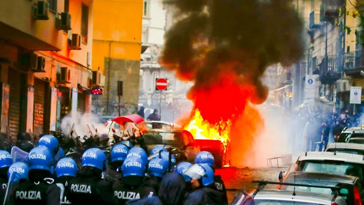 Νάπολη: Εικόνες καταστροφής από τα επεισόδια μεταξύ οπαδών και αστυνομίας – ΒΙΝΤΕΟ και ΦΩΤΟ