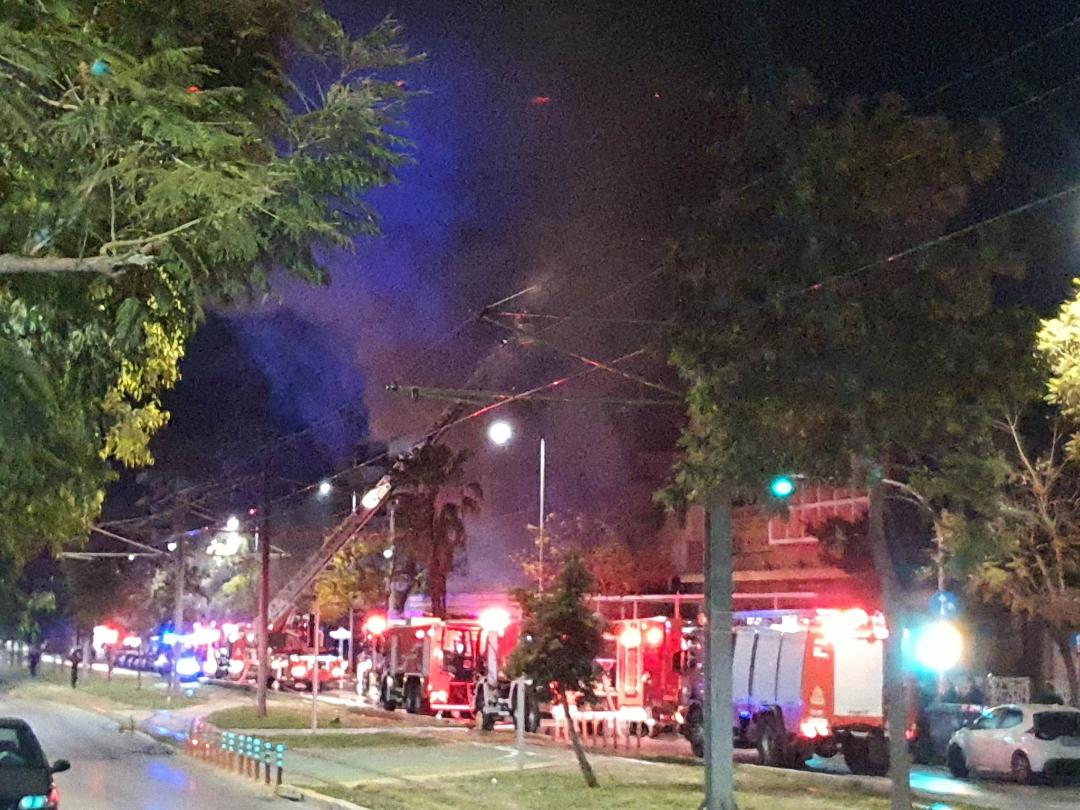 Νέα Σμύρνη: Οι πρώτες εικόνες από την φωτιά στο εστιατόριο – ΒΙΝΤΕΟ