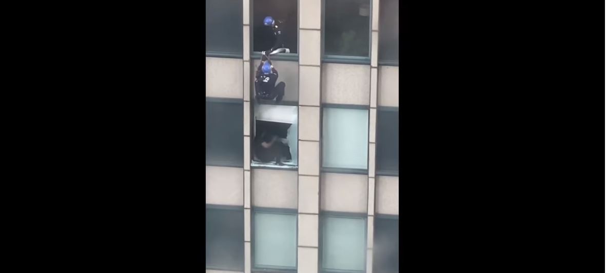 Νέα Υόρκη: Άνδρας απειλούσε να πέσει από ουρναοξύστη
