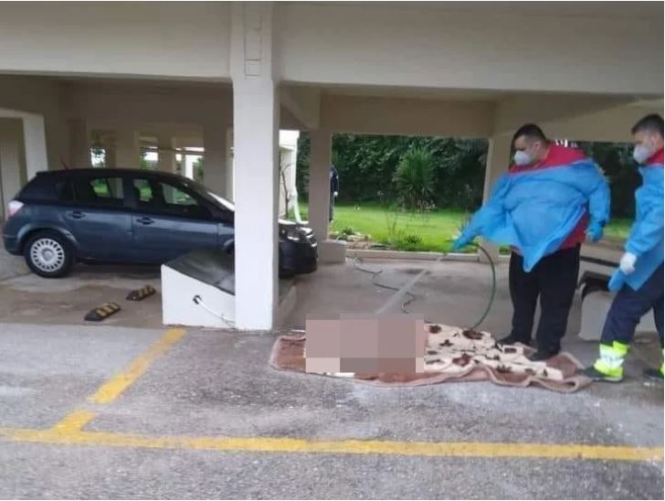 Ωρωπός: Έπλυναν την ηλικιωμένη παρουσία αστυνομικών και ανθρώπου του Δήμου – Τι είπε η δικηγόρος ενός εκ των νοσηλευτών