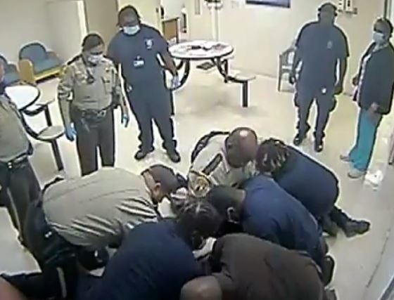 ΗΠΑ: Αστυνομικοί καταπλάκωσαν μαύρο ψυχικά ασθενή έως ότου πέθανε από ασφυξία – Σκληρό ΒΙΝΤΕΟ