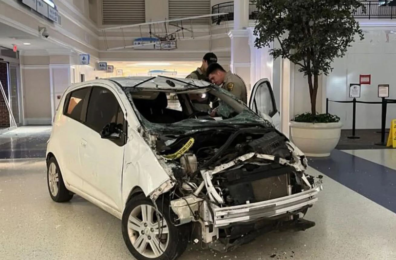 ΗΠΑ: «Τρελό» αυτοκίνητο σε… αεροδρόμιο – Διέσχισε τους διαδρόμους προσγείωσης και κατέληξε στον… γκισέ