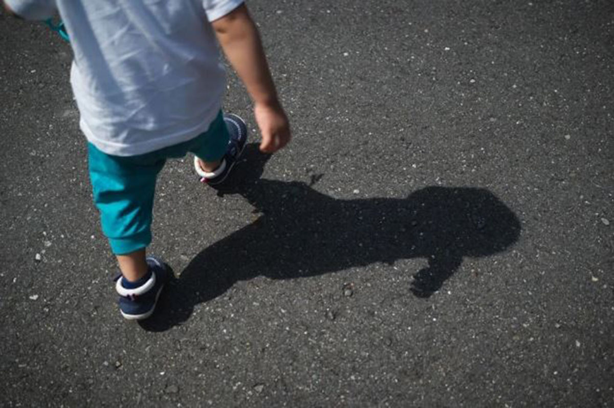 Καμίνια: Άφησε τον 3χρονο γιο της μόνο στο σπίτι – Βρήκαν το αγοράκι πάνω στα κάγκελα του μπαλκονιού