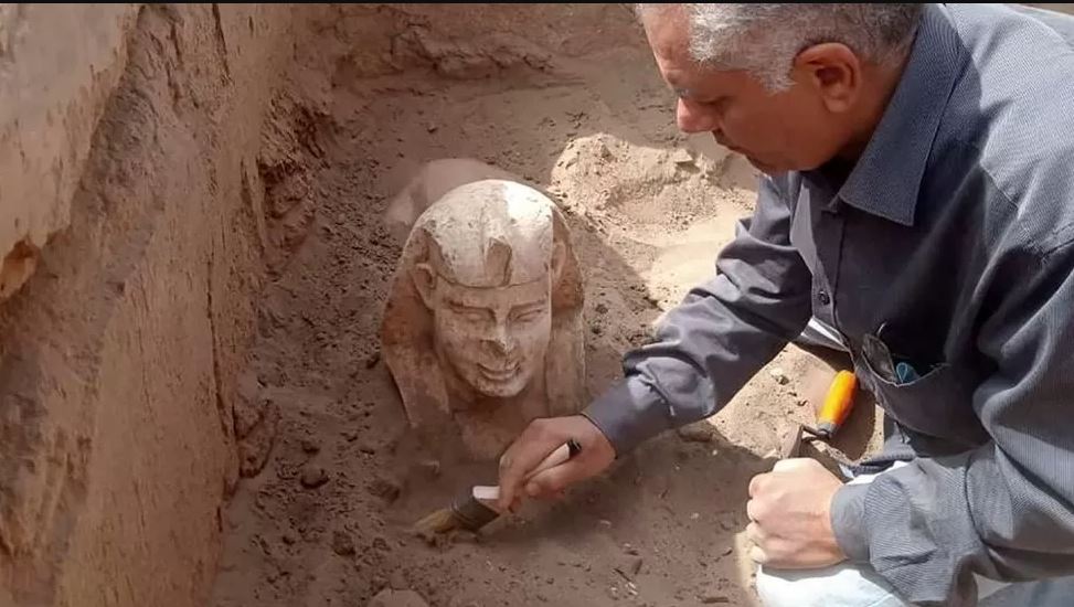Αίγυπτος: Αρχαιολόγοι ανακάλυψαν χαμογελαστή μίνι σφίγγα