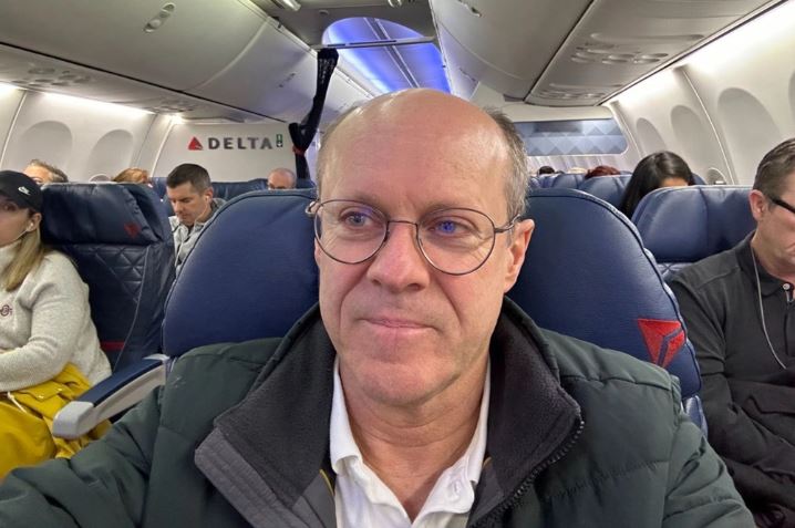 Μεγιστάνας αντιεμβολιαστής προσέφερε 100.000 δολάρια σε συνεπιβάτιδά του για να βγάλει τη μάσκα της στο αεροπλάνο