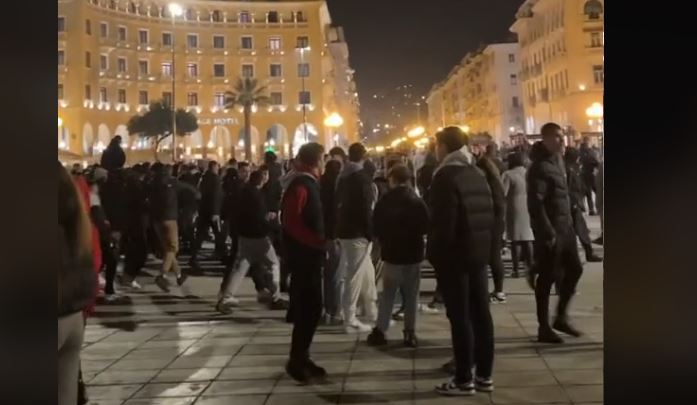 Θεσσαλονίκη: Μαλλιοτραβήχτηκαν στην Αριστοτέλους – Αντί να τις χωρίσουν ανέβαζαν βίντεο στο TikTok