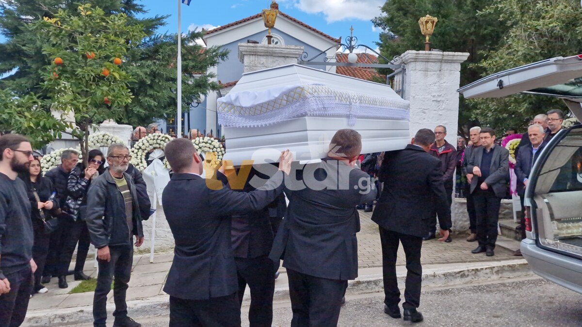 Αταλάντη: Σπαραγμός στην κηδεία της 28χρονης που σκοτώθηκε στα Τέμπη – Η έκκληση του πατέρα της