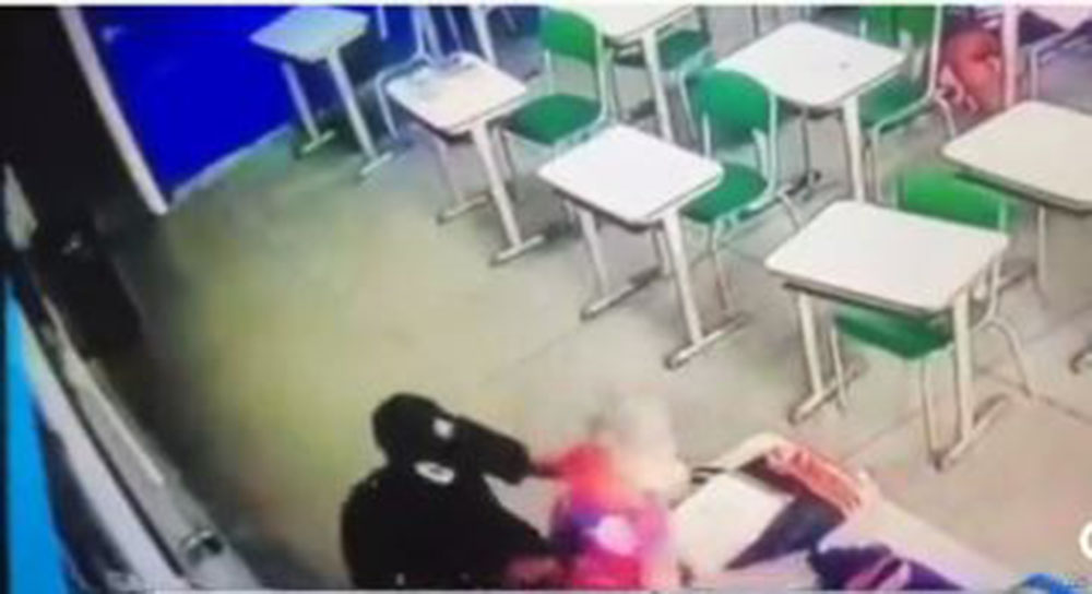 Βραζιλία: Η στιγμή που 13χρονος μαχαιρώνει θανάσιμα καθηγήτρια μέσα στο σχολείο