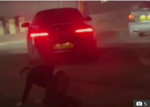 Πανικός σε δρόμο του Λονδίνου – Αυτοκίνητο έπεσε σε πεζούς έπειτα από καβγά