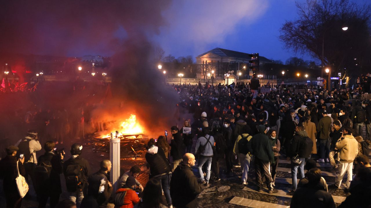 Πολιτική θύελλα στην Γαλλία: Οργισμένες αντιδράσεις για το συνταξιοδοτικό – Δύο προτάσεις μομφής κατά της κυβέρνησης του Μακρόν