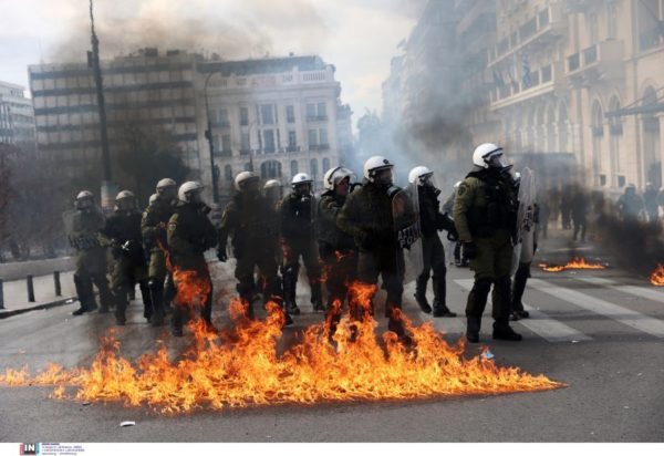 επεισόδια Αθήνα πορεία Τέμπη