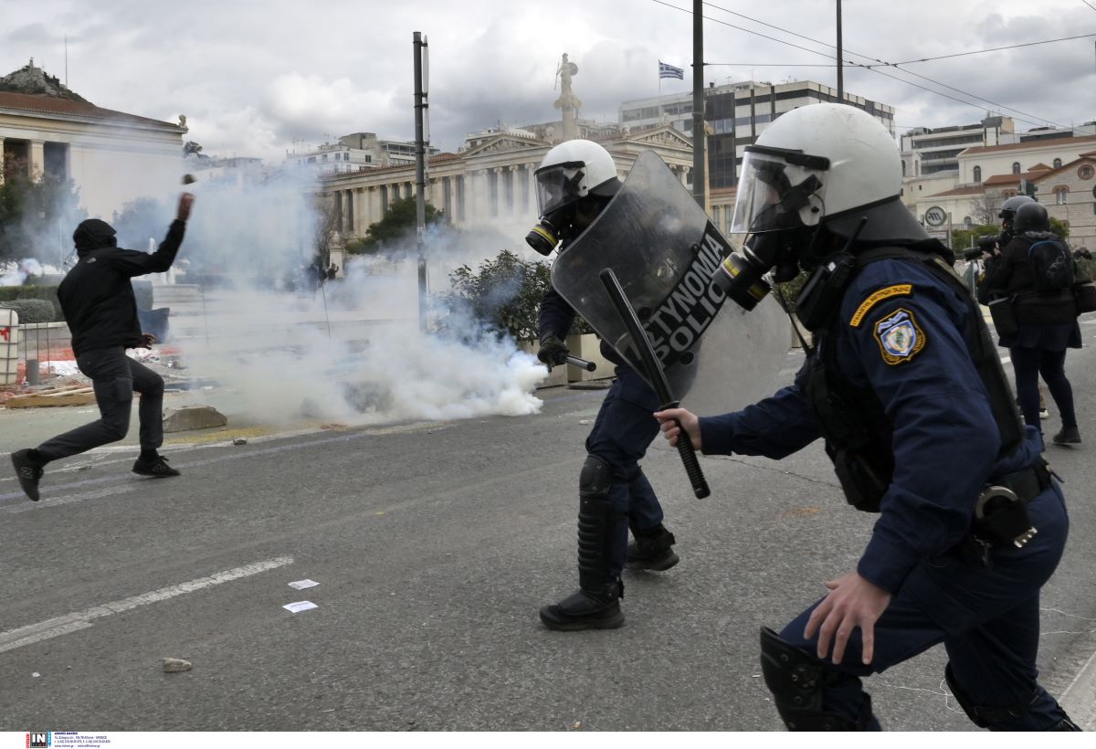 ΕΛ.ΑΣ.: 14 προσαγωγές, 3 συλλήψεις και 5 τραυματίες αστυνομικοί από τα επεισόδια στην Αθήνα