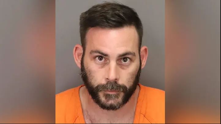 Σάλος στην Φλόριντα: Big Brother σε καφετέρια – Συνελήφθη ομογενής που εγκατέστησε κάμερα σε τουαλέτα ανδρών