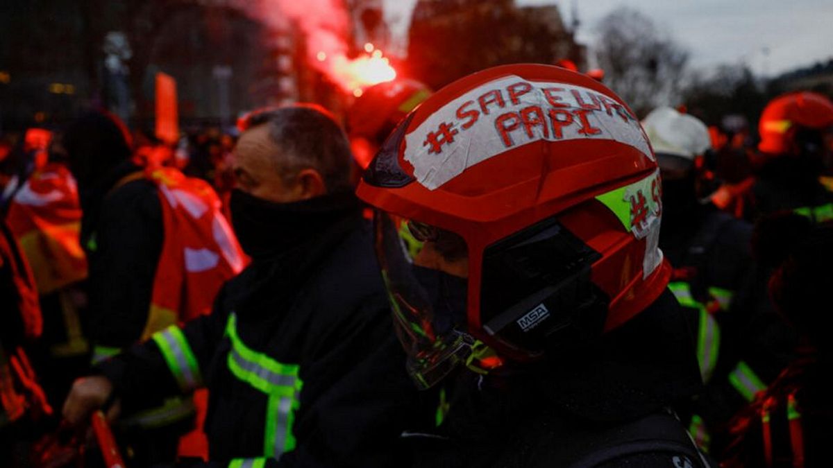 Γαλλία: 217 συλλήψεις στις διαδηλώσεις εναντίον της μεταρρύθμισης του συνταξιοδοτικού