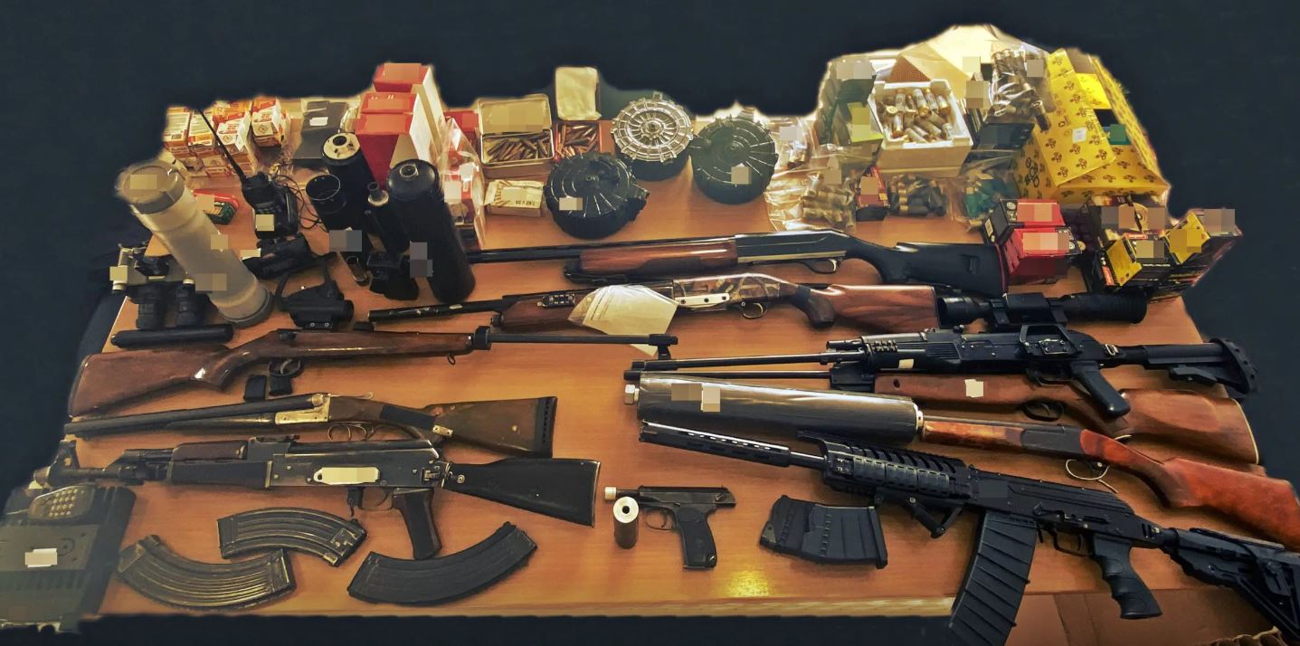 Φθιώτιδα: Έκρυβε ολόκληρο οπλοστάσιο στο σπίτι του – Από Καλάσνικοφ μέχρι σιγαστήρες και διόπτρες