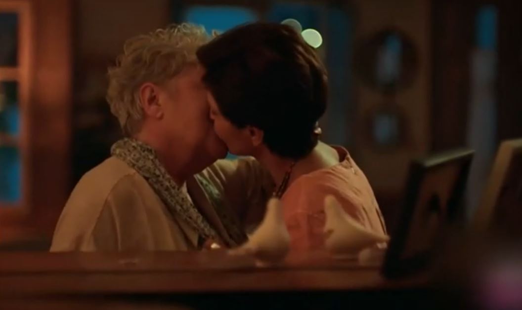 Τσανακλίδου – Κουλίεβα: Το gay φιλί που θα συζητηθεί