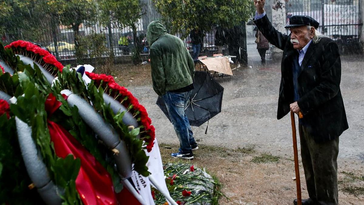 Αδιανόητο: Η ΓΣΕΕ κάλεσε τον… Μανώλη Γλέζο στο συνέδριό της – Η καταγγελία της συζύγου του