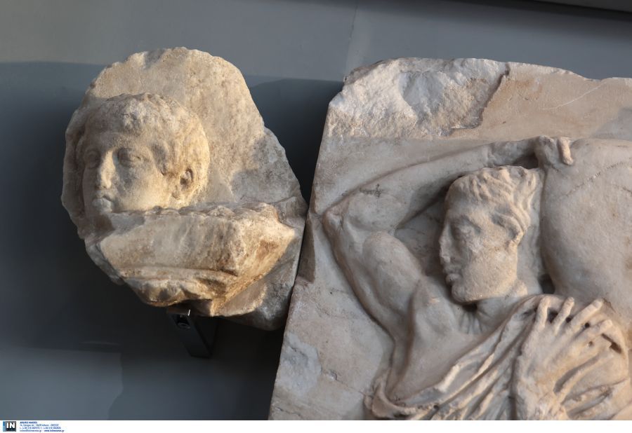 Συγκίνηση στο Μουσείο Ακρόπολης: Επανενώθηκαν τα θραύσματα του Παρθενώνα από το Βατικανό