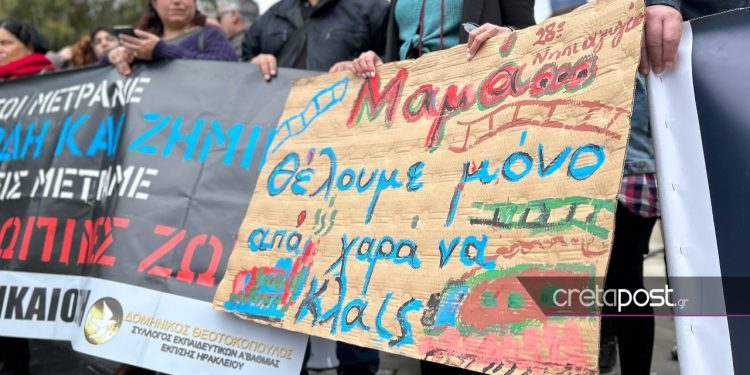 Ηράκλειο: «Μαμά, θέλουμε μόνο από χαρά να κλαις» – Μεγάλη πορεία και συνθήματα για την τραγωδία στα Τέμπη