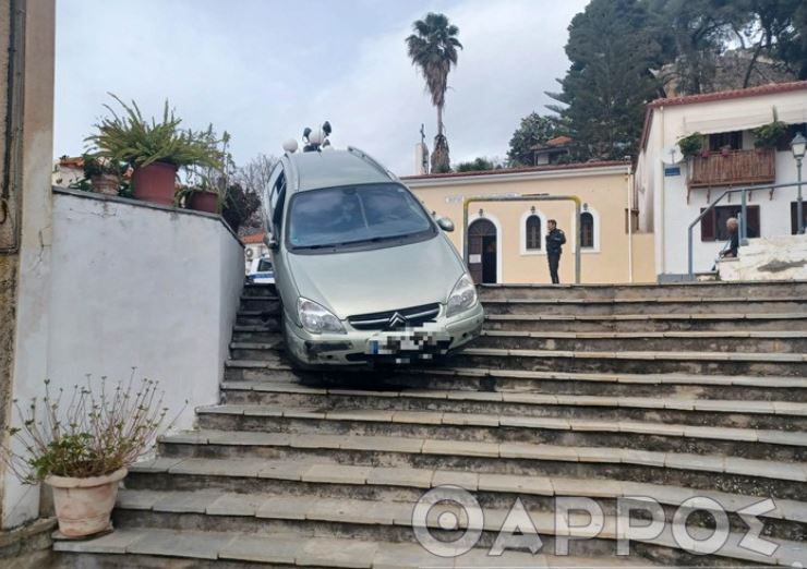 Καλαμάτα: Αυτοκίνητο… μέτρησε ένα-ένα τα σκαλιά μπροστά από το Ωδείο – Χωρίς τραύματα ο 92χρονος οδηγός