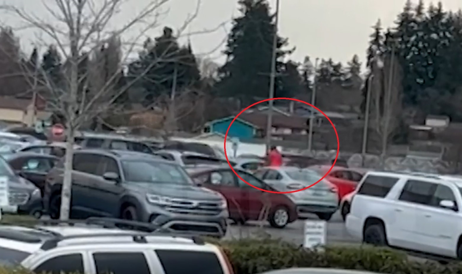 Σον Κεμπ: Το ΒΙΝΤΕΟ με τη στιγμή που ανοίγει πυρ – Πέταξε το όπλο του σε θάμνους