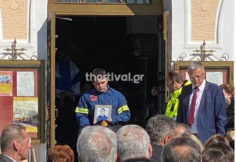 Τέμπη: Οδύνη στην κηδεία του 23χρονου πυροσβέστη και της φοιτήτριας συντρόφου του – Ήθελαν να κάνουν έκπληξη στους γονείς τους