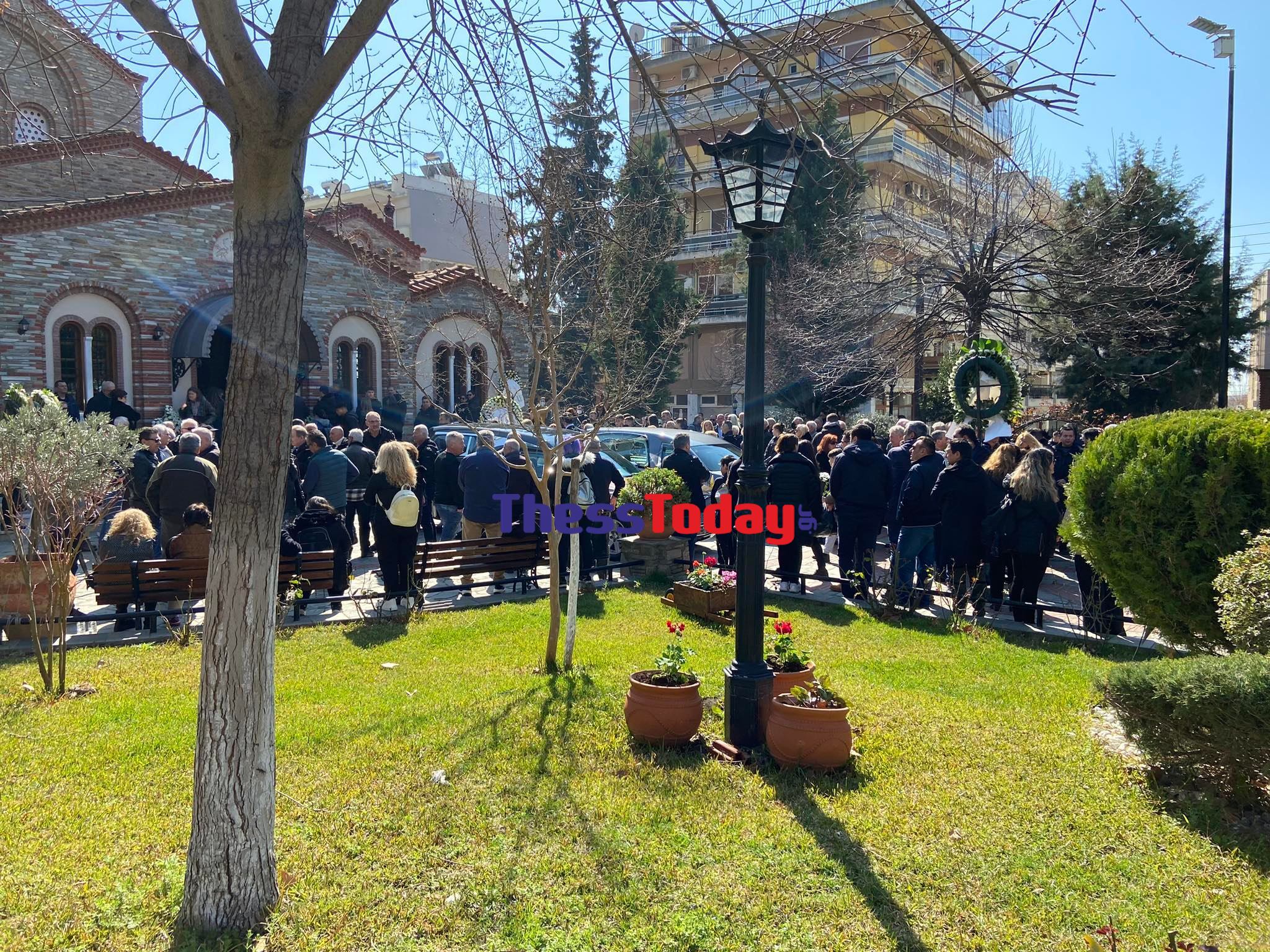 Θεσσαλονίκη: Θρήνος στην κηδεία του πρώην αστυνομικού και του 15χρονου γιου του που σκοτώθηκαν στα Τέμπη