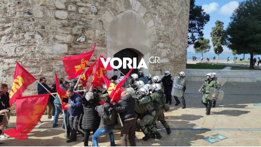 Θεσσαλονίκη: Επεισόδια ανάμεσα σε ΜΑΤ και μέλη του ΚΚΕ – «Με κρατούσαν εγκλωβισμένο» καταγγέλλει ο βουλευτής Γιάννης Δελής