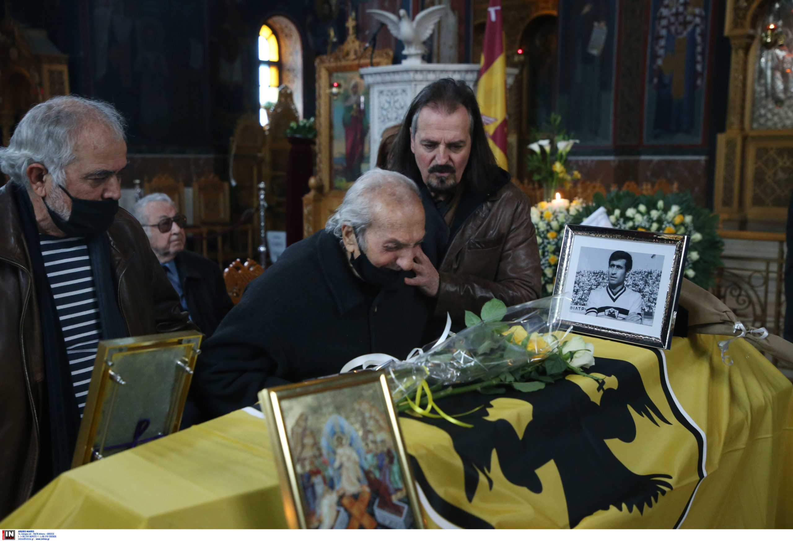 Κηδεία Μίμη Παπαϊωάννου: Συντετριμμένος ο Κώστας Νεστορίδης