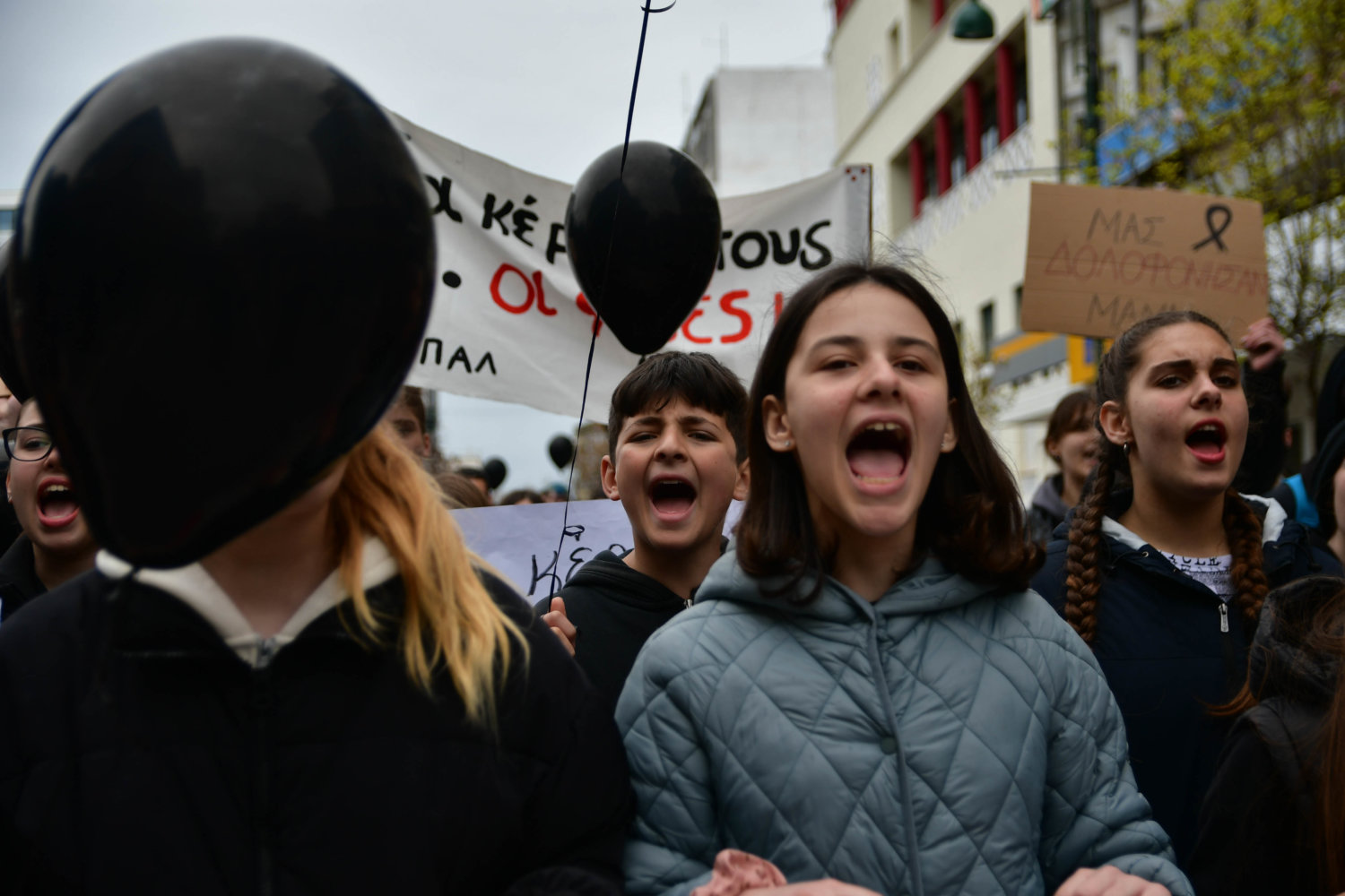 Τέμπη: «Πλημμύρισε» διαδηλωτές το κέντρο της Λάρισας – Με μαύρα μπαλόνια στα χέρια οι μικροί μαθητές