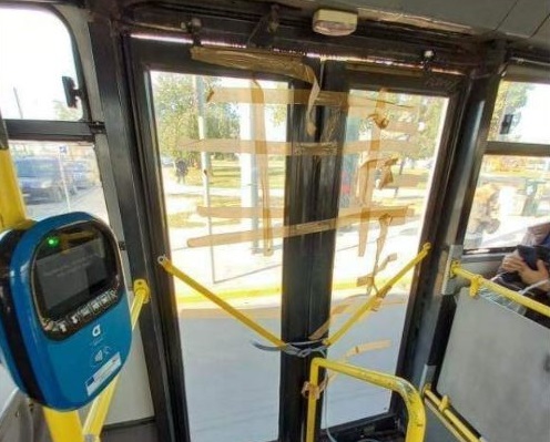 Νέα καταγγελία: Ξεκόλλησε πόρτα λεωφορείου που βρισκόταν εν κινήσει – Έβαλαν κολλητική ταινία