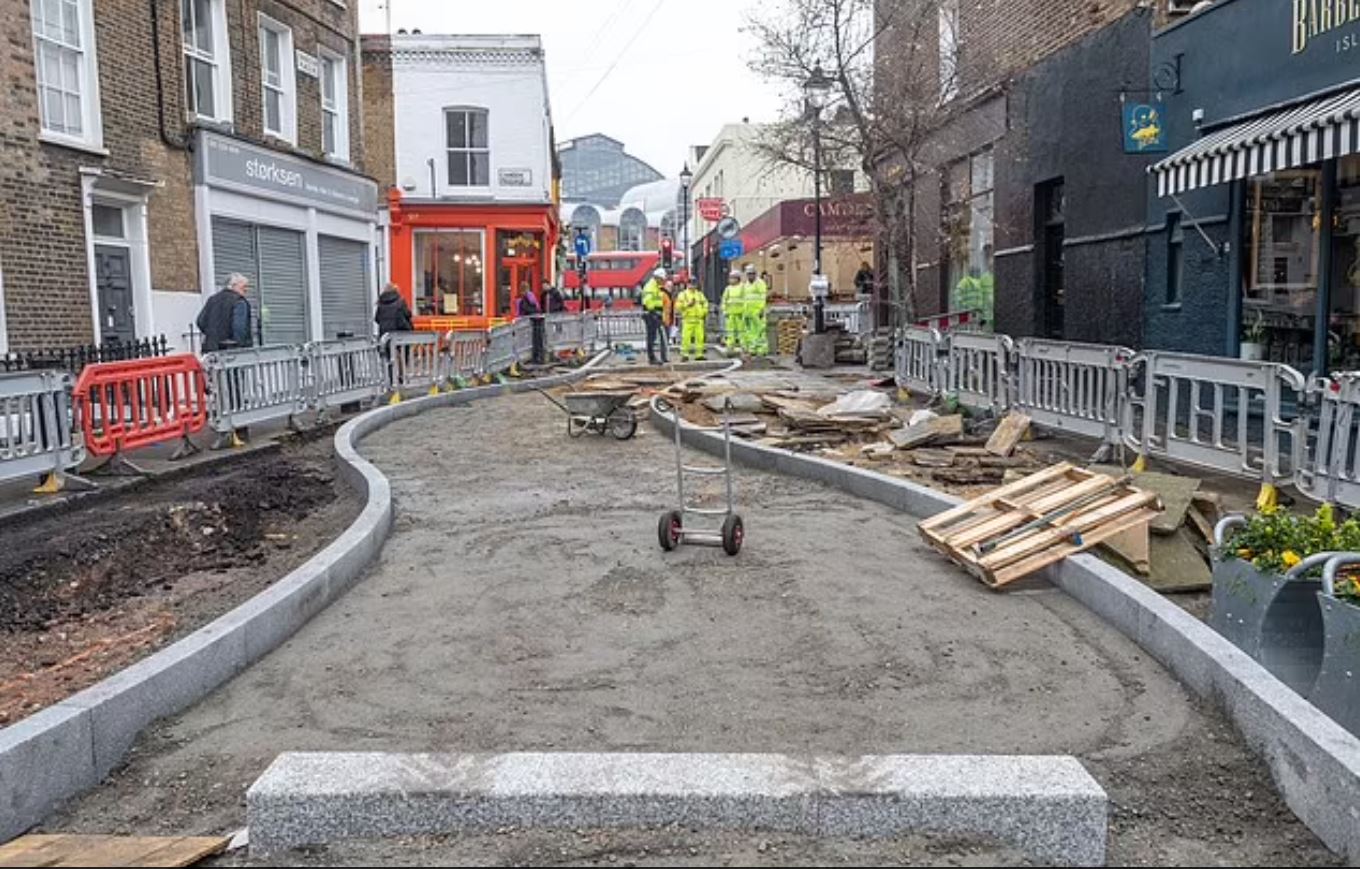 Λονδίνο: Με κυματιστά κράσπεδα απαγορεύουν το παρκάρισμα των αυτοκινήτων – Έξαλλοι κάτοικοι και καταστηματάρχες