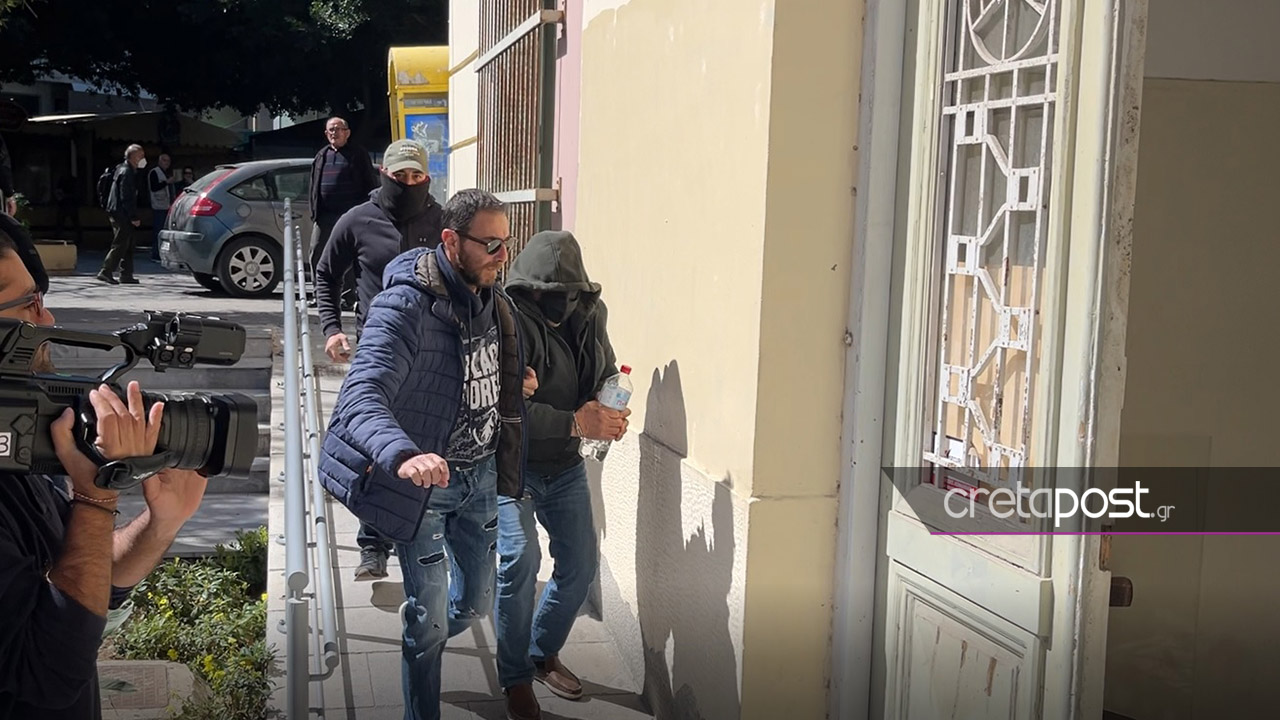 Ηράκλειο: Με κουκούλα και μάσκα στα δικαστήρια ο λυράρης που κατηγορείται ότι βίαζε και εξέδιδε ανήλικο