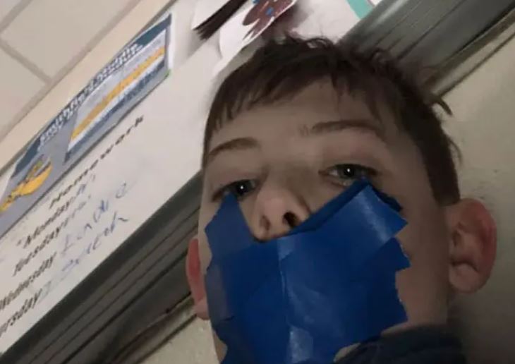 Έβαλε μονωτική ταινία σε μαθητή επειδή ήταν… φλύαρος – Η selfie που «έκαψε» τον δάσκαλο