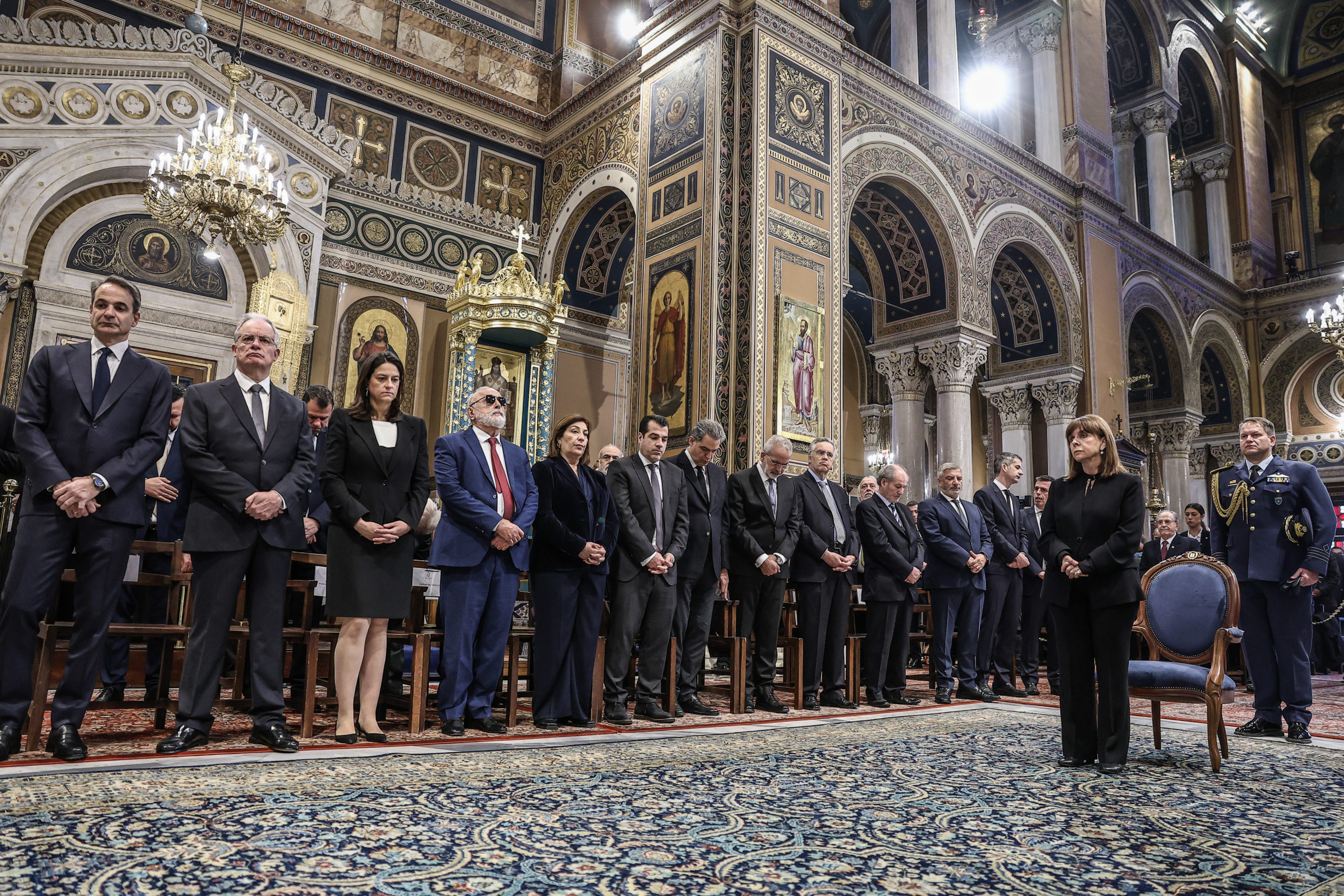 Τέμπη: Μνημόσυνο για τα θύματα της τραγωδίας στους ναούς της χώρας – Στην Μητρόπολη Σακελλαροπούλου – Μητσοτάκης
