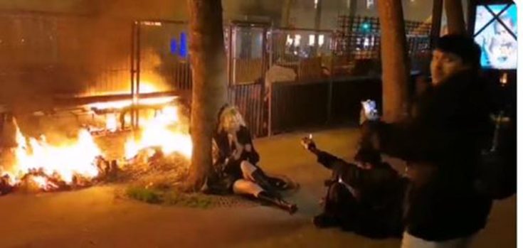 Μοντέλο στη Γαλλία φωτογραφίζεται με φόντο τα επεισόδια