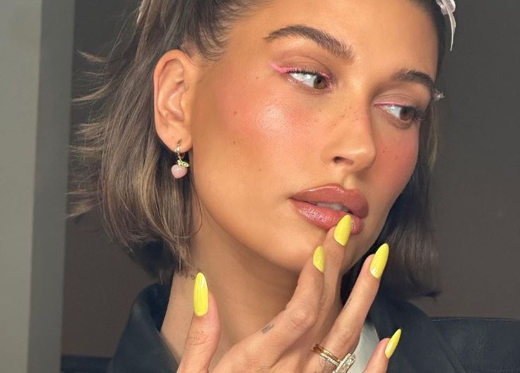 Hailey Bieber: Τα κίτρινα νύχια της είναι η κορυφαία πρόταση για την άνοιξη 2023