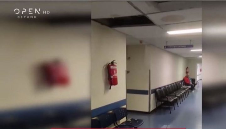 "Τρύπησε" η ψευδοροφή από τα νερά της βροχής στην Πάτρα