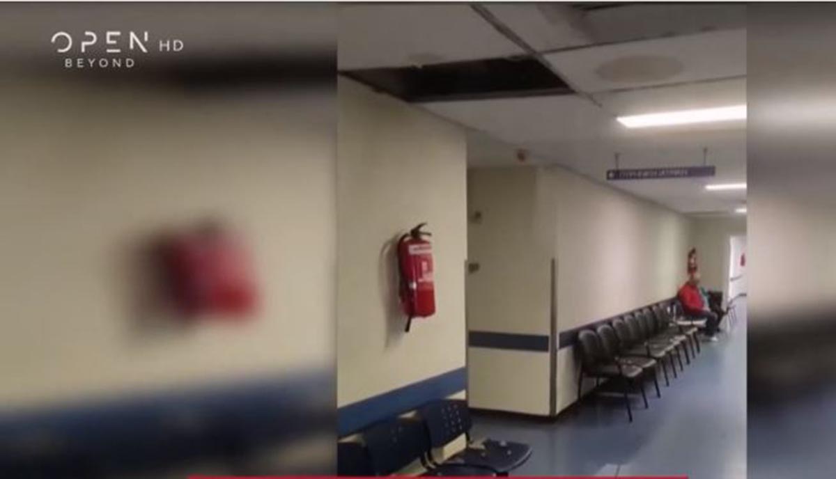 "Τρύπησε" η ψευδοροφή από τα νερά της βροχής στην Πάτρα