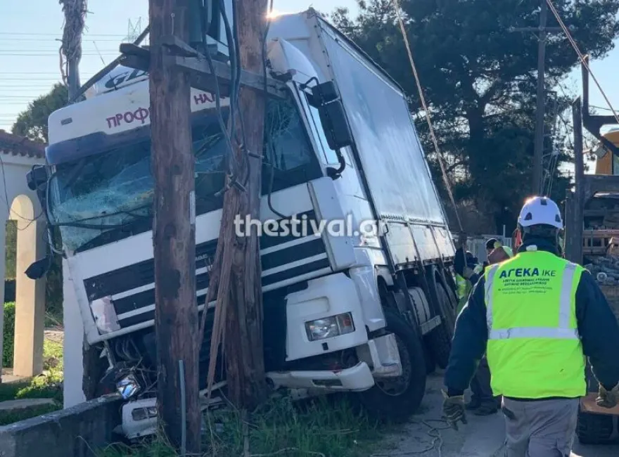 Ωραιόκαστρο: Φορτηγό καρφώθηκε σε κολώνα της ΔΕΗ