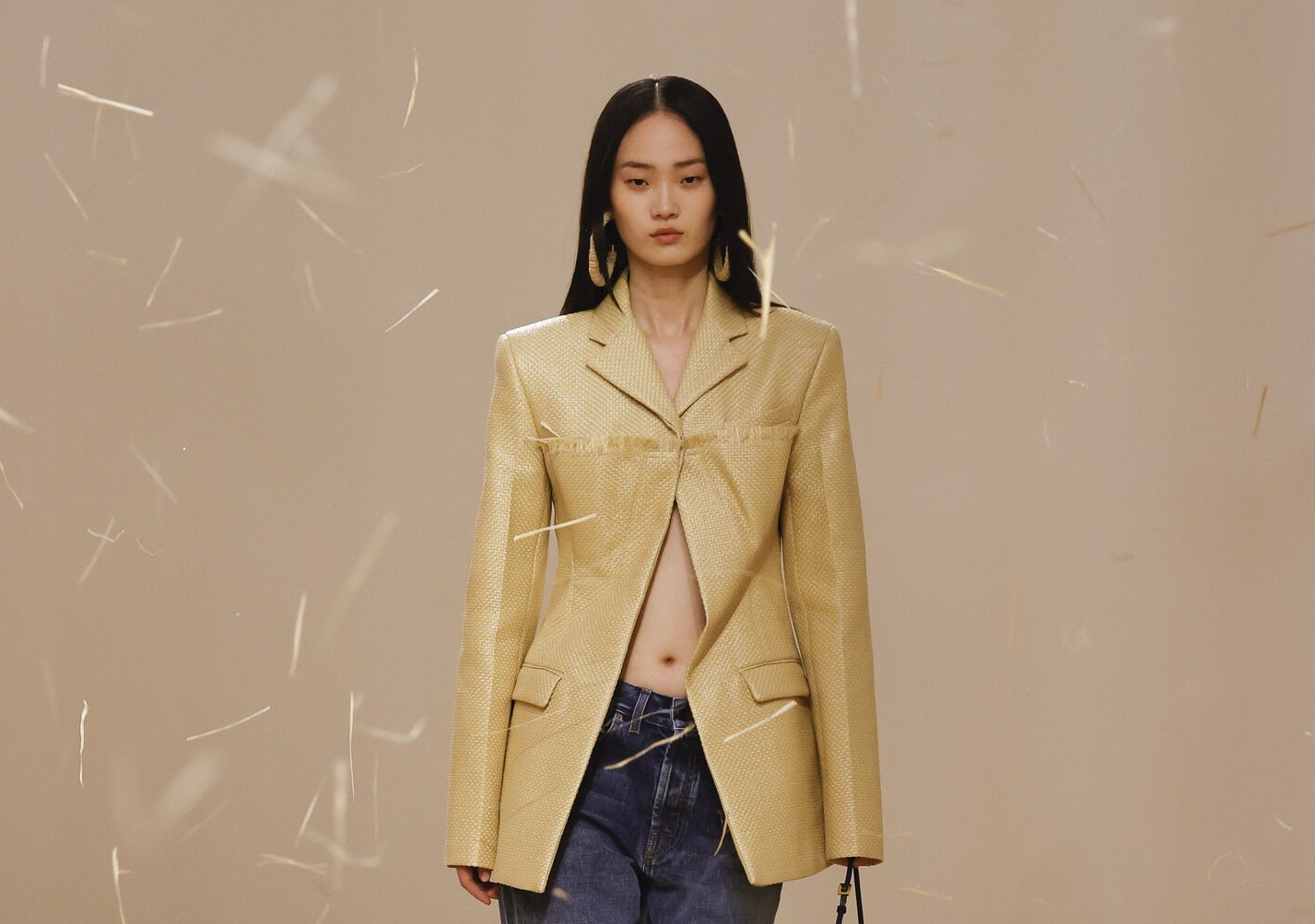 Ποια φοβάται το χαμηλοκάβαλο παντελόνι; Έτσι θα το φορέσετε χωρίς φόβο, αλλά με πάθος