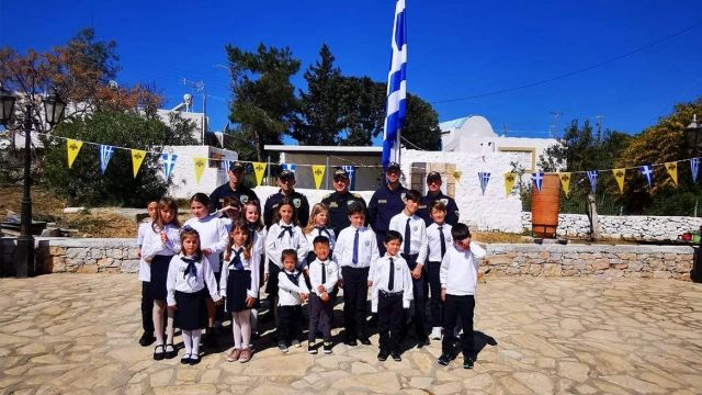 Συγκίνηση στους Αρκιούς: Η παρέλαση του Άγγελου με μαθητές από τη Βούλα και η παρουσία του Λιμενικού – ΦΩΤΟ