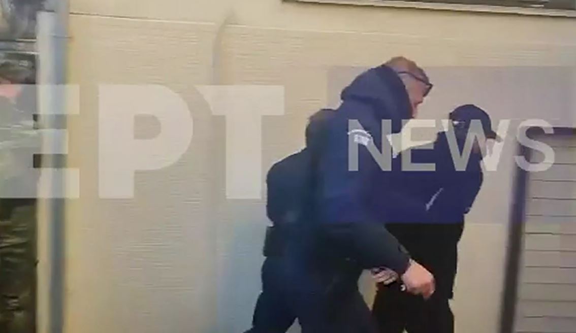 Αγρίνιο: Ένταση και αποδοκιμασίες κατά του ποδοσφαιριστή που κατηγορείται για ασέλγεια σε 4χρονο