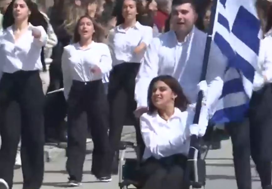 Θεσσαλονίκη: Συγκίνησε η 17χρονη Μαρία στην Πολίχνη – Παρέλασε περήφανη σημαιοφόρος με αναπηρικό αμαξίδιο