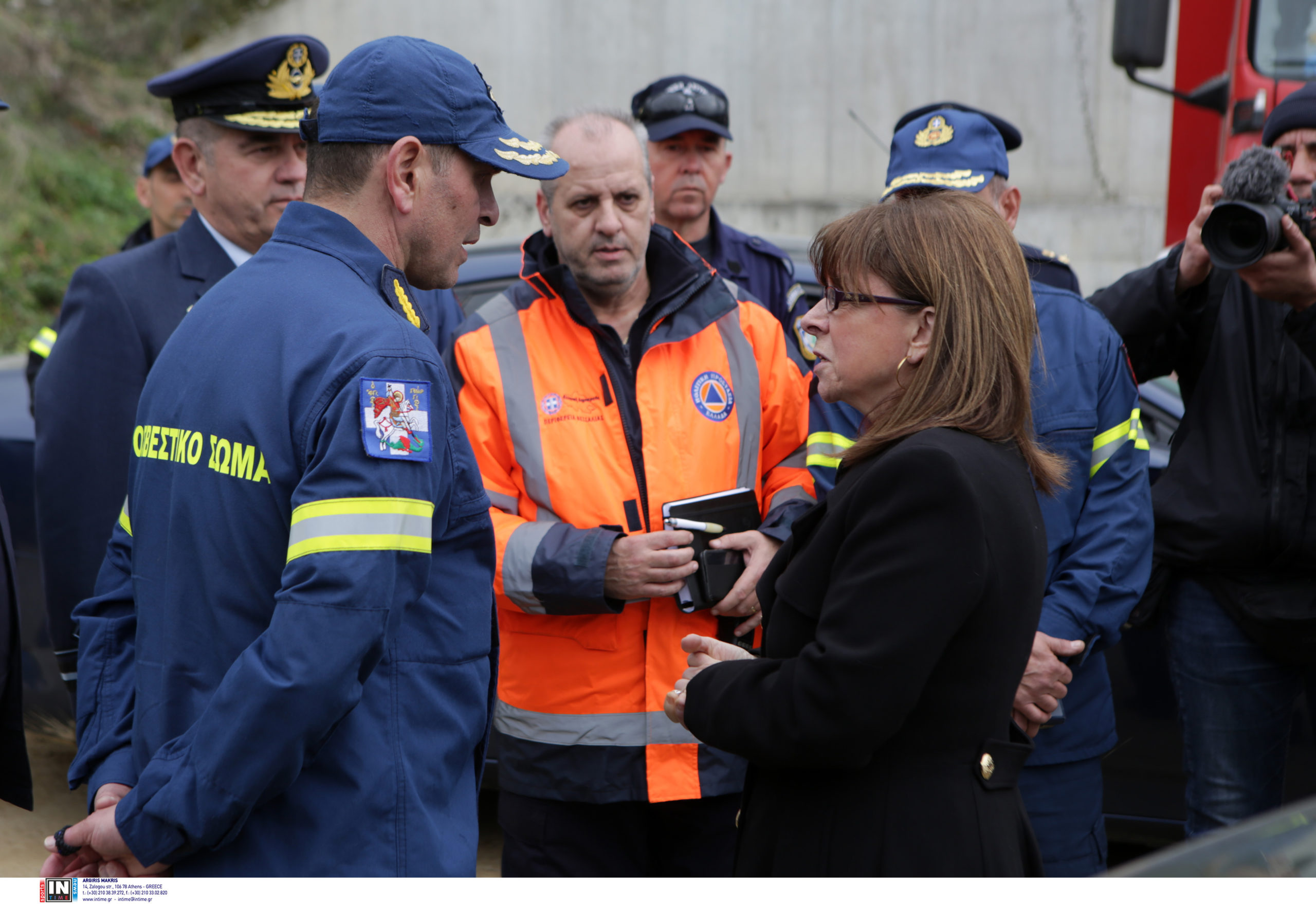 Στα Τέμπη η Σακελλαροπούλου – Άφησε λουλούδια στα συντρίμμια βαγονιού