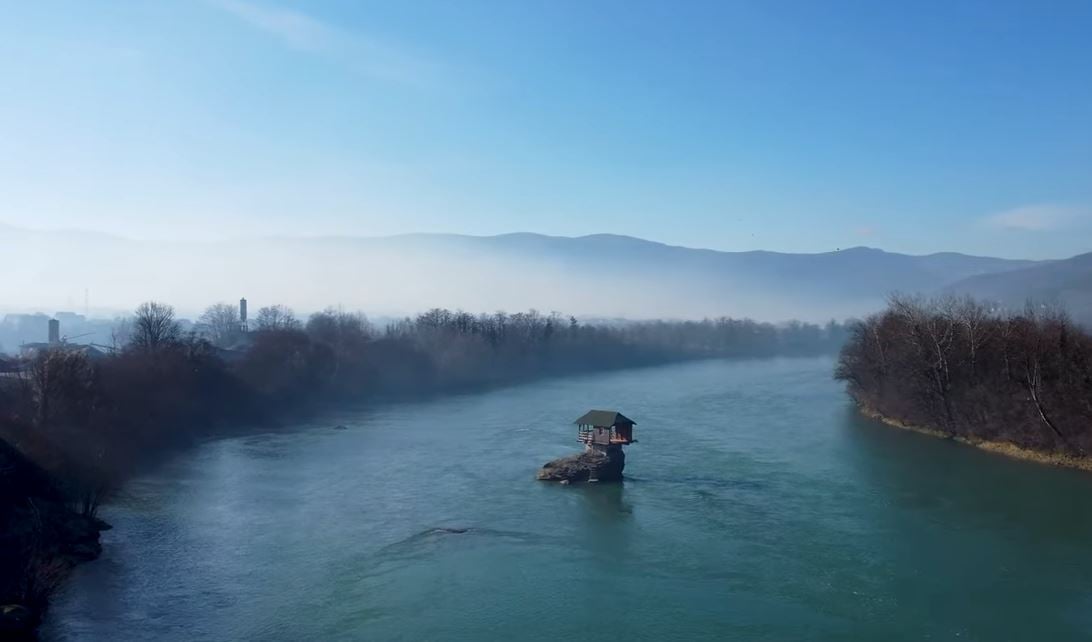 Drina river house: Μαγικό θέαμα το σπίτι μέσα στο ποτάμι