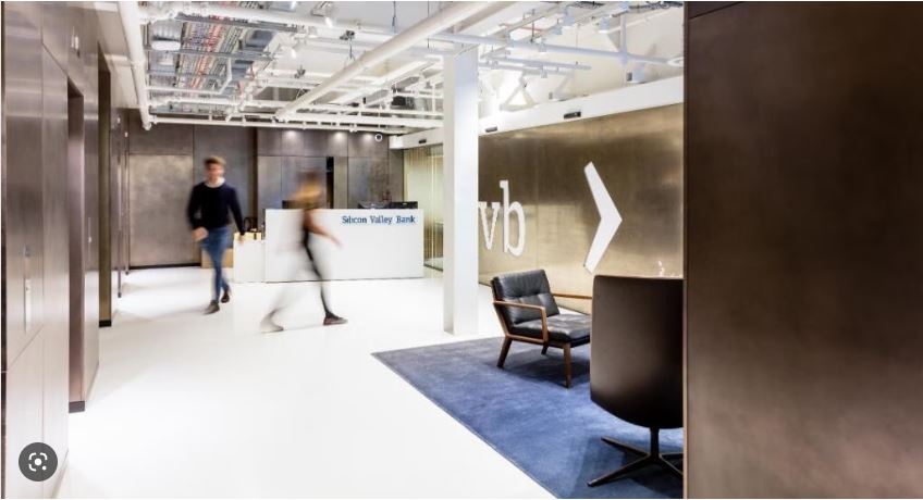 Βρετανία: Ψάχνει στη Μέση Ανατολή επενδυτή για να σώσει την Silicon Valley Bank