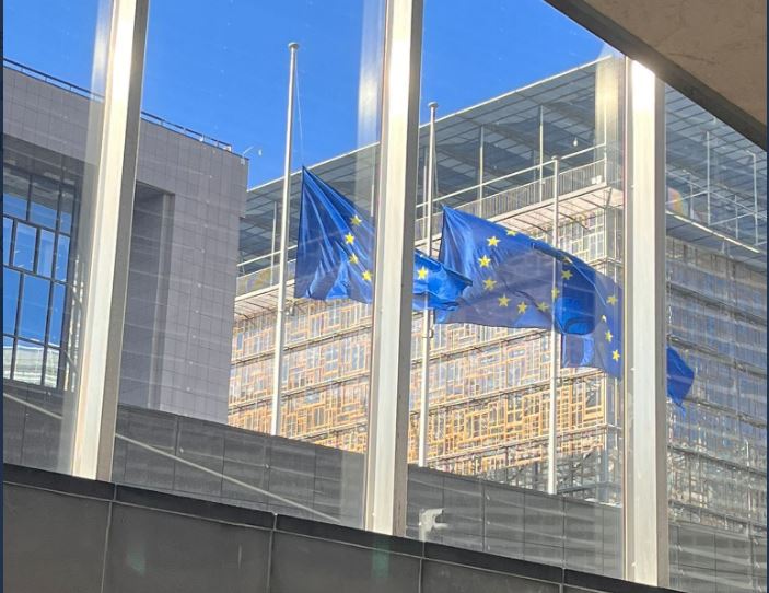 Τέμπη: Μεσίστιες οι σημαίες στην Κομισιόν – «Η Ευρώπη πενθεί με τους Έλληνες»