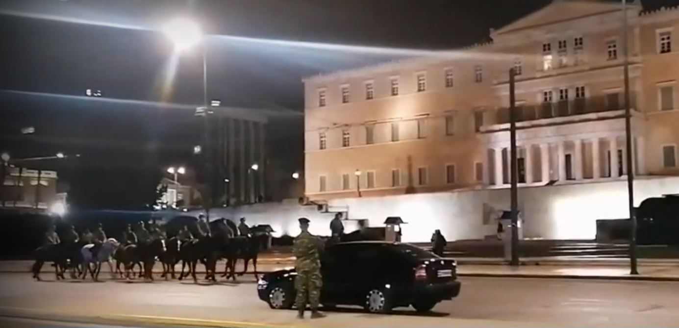 Άλογα τα ξημερώματα στο Σύνταγμα – Γιατί βγήκε το Ιππικό